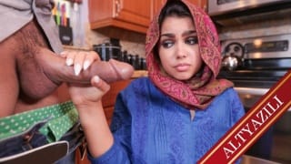 Tombul ve Dövmeli Üvey Kız Kardeşinin Tüm Arkadaşlarına Sik Resmini Gönderdi