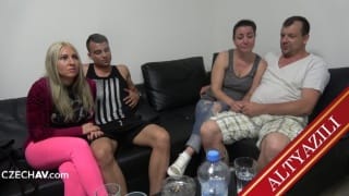 Babasının Yeni Manitasıyla Otelde Yalnız Kalınca Kırmızı Jartiyerini Çıkarmadan Sikti