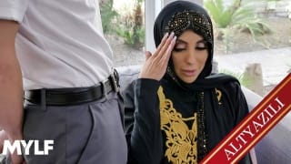 Sokakta Kalan Balık Etli Kız Kardeş Gibi Olduğu Arkadaşının Evinde Kalmaya Başladı